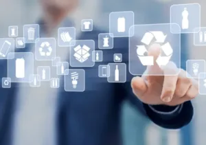 Persona che interagisce con interfaccia digitale riciclaggio.
