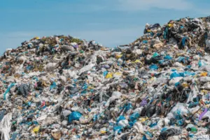 Grande accumulo di rifiuti plastici in discarica