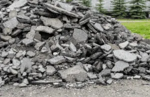 Mucchio di macerie di asfalto e cemento