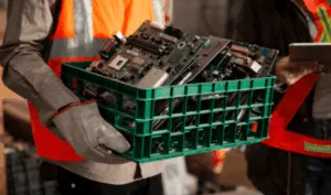 Cassetta verde piena di schede madri elettroniche