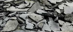 Macerie di asfalto e cemento frantumato
