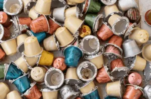 Cumulo di capsule di caffè usate colorate