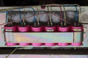 Fila di condensatori rosa cablati in dispositivo