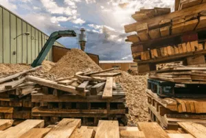 Piazzale di legname e segatura in un cantiere edile.