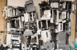 Mucchio di vecchie stampanti elettroniche dismesse