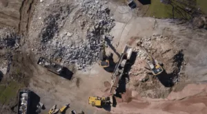 Cantiere con escavatori e cumuli di macerie